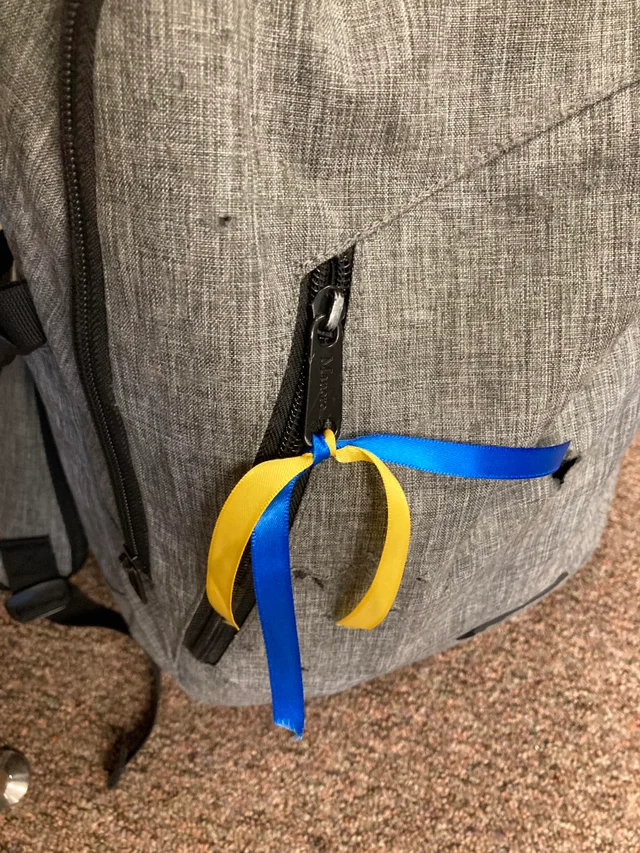 A rucksack with yellow and blue bands on it